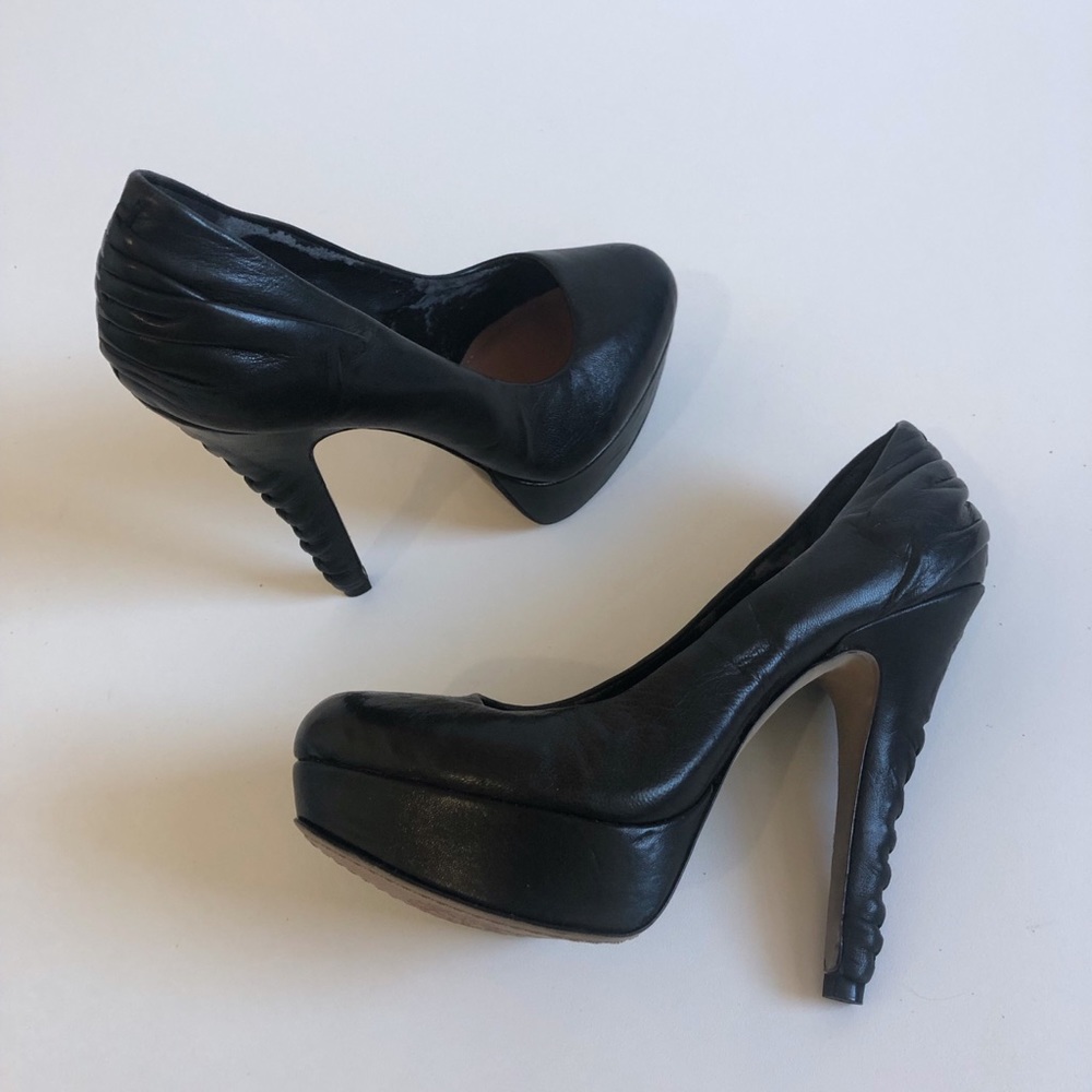 Vince Camuto Black Leather Platform Hesls size 5.5